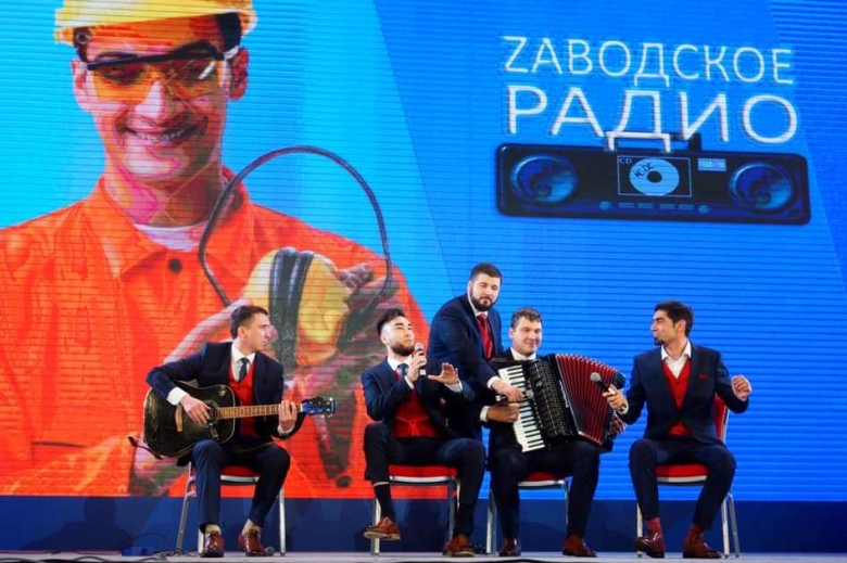 На сцене победители - «Сборная ГПП посёлок Аксарайский» (ООО «Газпром переработка»