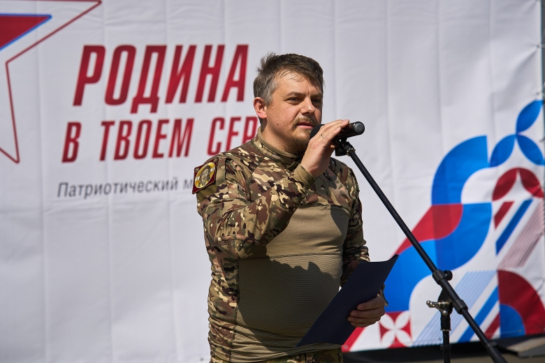 Заместитель Председателя «Газпром профсоюза» Павел Фадеичев на торжественной церемонии открытия слета приветствует участников