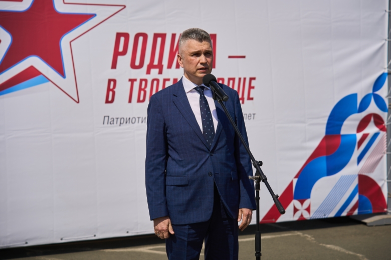 Генеральный директор ООО «Газпром переработка» Айрат Ишмурзин на торжественной церемонии открытия слета приветствует участников
