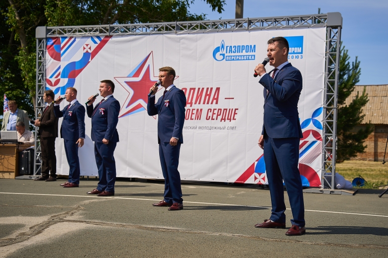 Вокальный ансамбль «М-Квартет» исполняет гимн слета на торжественной церемонии открытия