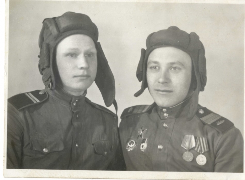На фото слева Рябов И.Н., 1945 г.