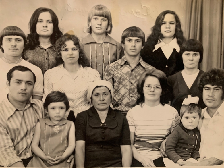 1976 год, прабабушка уже со своей семьей (дочками, сыновьями, внучками)