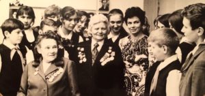 1975 год, встреча членов клуба «Искатель» Омского Дворца пионеров – ребят, которые нашли историю танка «Малютка». В центре – Е. А. Петлюк, справа от нее – А. А. Воронец