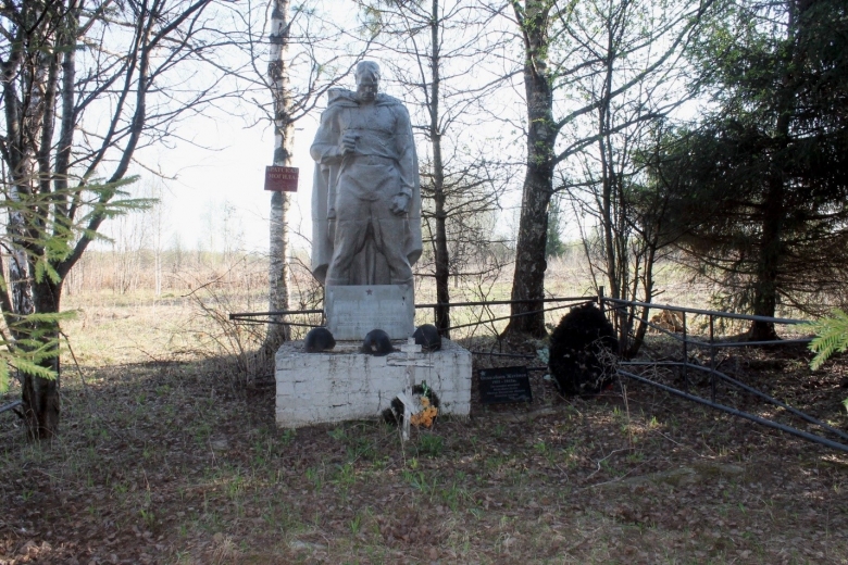 Памятник на братской могиле в деревне Урдом.