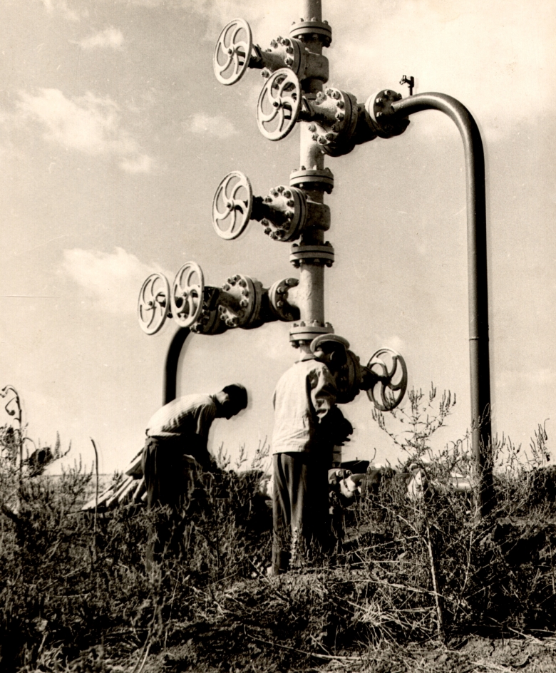 У скважины Северо-Ставропольского месторождения газа, 1950-е г.