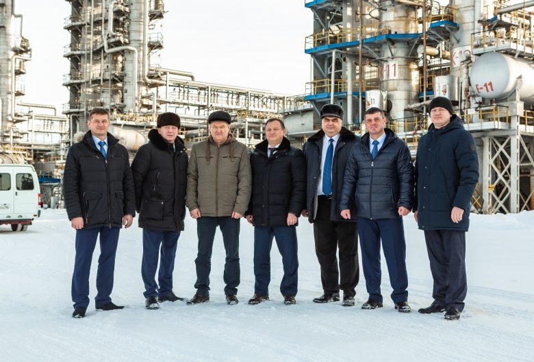 Участники выездного заседания профсоюзного комитета на производственной площадке Завода по стабилизации конденсата имени В.С. Черномырдина