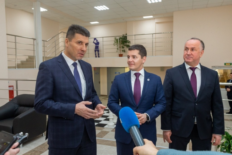 Совместную работу надымских газовиков, муниципальной и окружной власти глава региона назвал лучшим примером совместного сотрудничества в решении социально-значимых вопросов. На фото Игорь Мельников, Дмитрий Артюхов, Леонид Дяченко