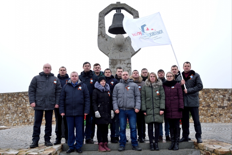 Делегация ООО «Газпром трансгаз Волгоград» на военно-мемориальном кладбище «Россошки» в Городищенском районе Волгоградской области с флагом поискового движения
