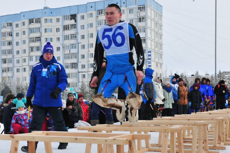 В прыжках через нарты побеждают самые выносливые и ловкие