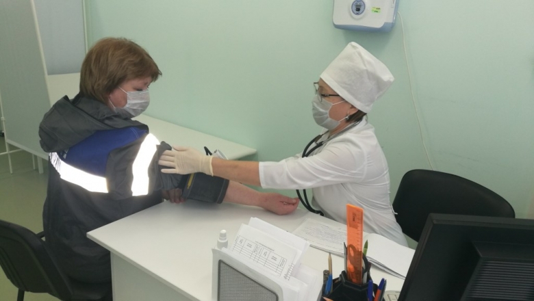 Врач-терапевт медкомплекса «Бованенково» Екатерина Мокан проводит предсменный медицинский осмотр