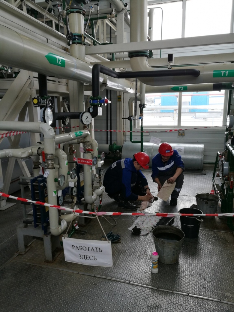Работники Управления «Ямалэнергогаз» в процессе разборки и очисткаипластин теплообменников ГВС «Импульс» на Бованенково