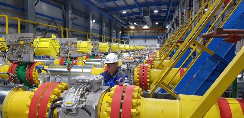 Эдуард Газизов, слесарь по ремонту технологических установок Ямальского газопромыслового управления, в цехе входных ниток