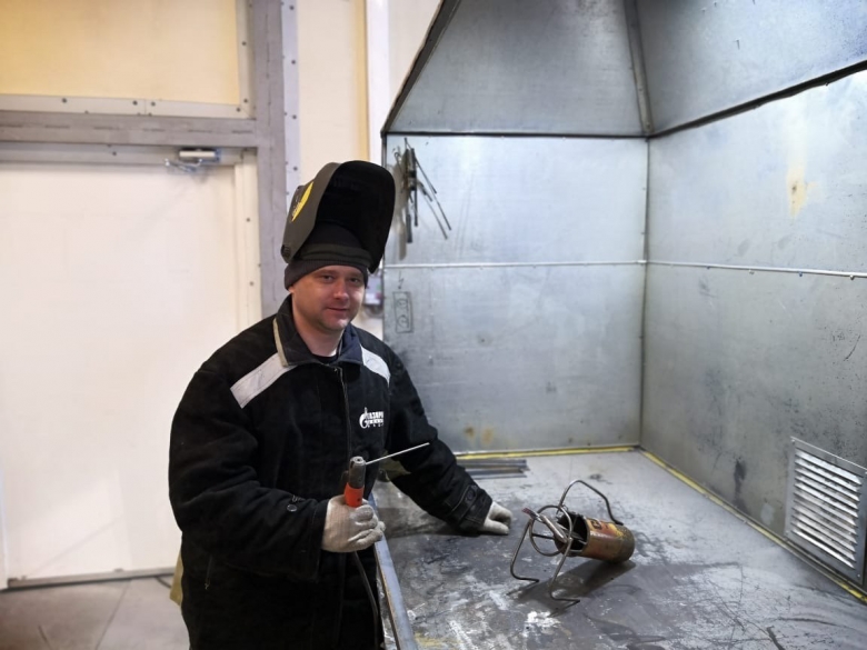 На своём рабочем месте «искромётный» Дмитрий Слободин, электрогазосварщик Ямальского газопромыслового управления