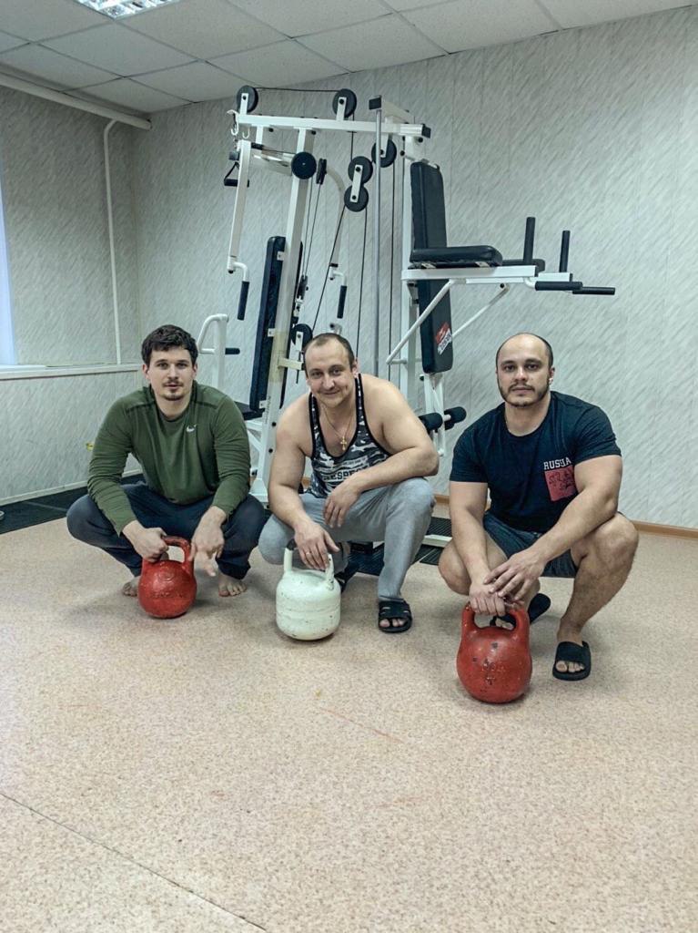 Газовики «Медвежки» после рабочей смены: Дмитрий Комаров, Сергей Солонович и Эрик Галеев