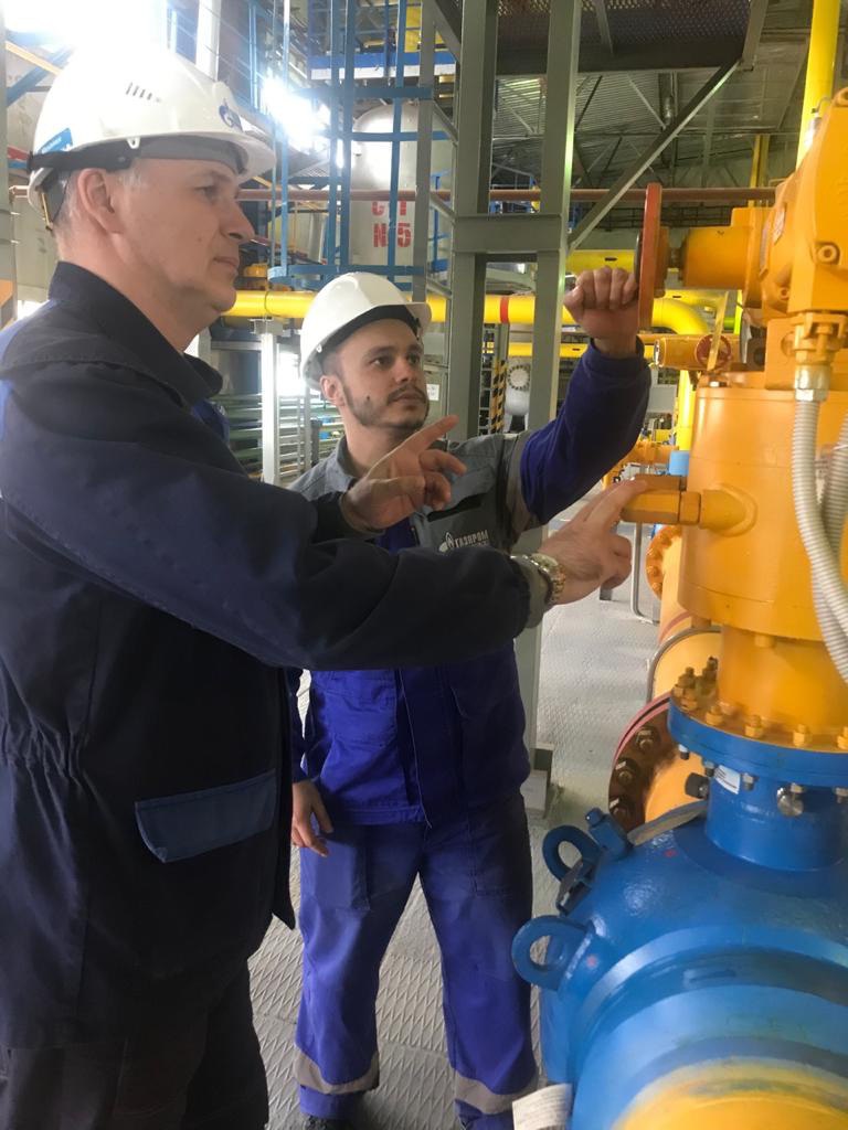 Механик Игорь Налесник и мастер по подготовке газа Эрик Галеев проводят внешний осмотр шарового крана