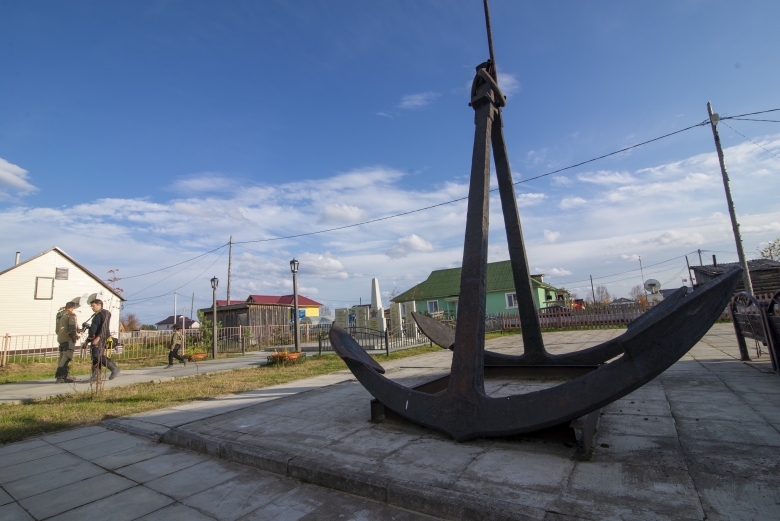 Два якоря местные жители перетащили собственными силами в село и поставили на площади возле клуба.