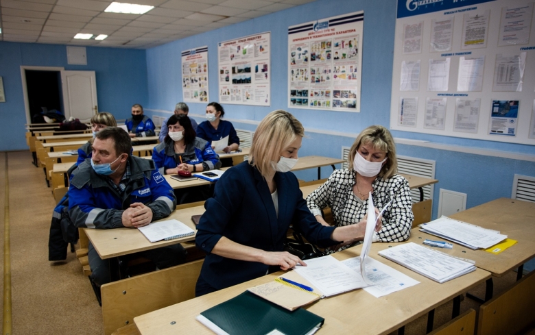 На фото Ольга Баранова - старший уполномоченный по охране труда Грязовецкого ЛПУМГ, рассказывает, как правильно заполнять представления о выявленных нарушениях на промышленных объектах