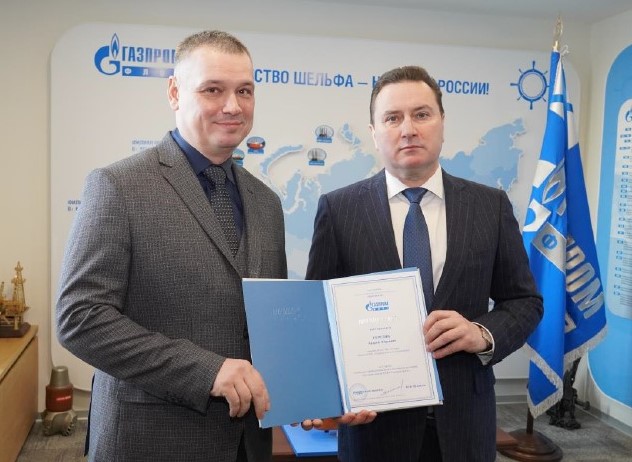  На фото (слева-направо): старший матрос ТБС «Сатурн» Андрей Середин, генеральный директор ООО «Газпром флот» Юрий Шамалов.