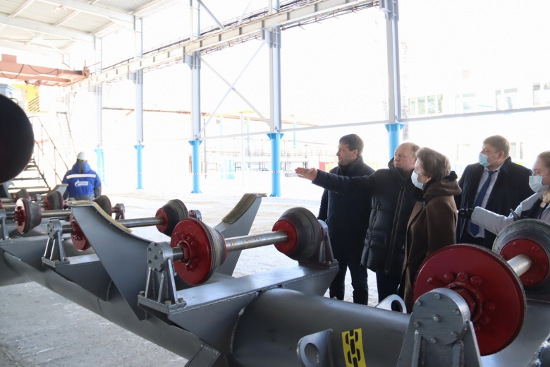 Наталье Комаровой продемонстрировали работу трубогибочного станка