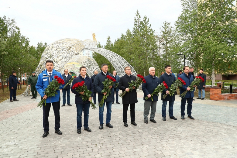 Церемония возложения цветов к памятникам первопроходцев освоения Севера в чеcть дня города Надыма и Дня работников нефтяной и газовой промышленности