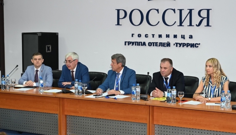 Президиум конференции. Слева направо: заместитель председателя «Газпром профсоюза» Павел Фадеичев, генеральный директор ООО «Газпром ПХГ» Игорь Сафонов, председатель ОППО «Газпром ПХГ профсоюз» Виктор Поладько, председатель ППО Невского УПХГ Игорь Маклаков, председатель ППО Елшанского УПХГ Ирина Барцева
