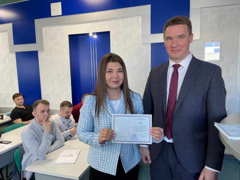 Председатель профсоюза Владимир Половников вручил документы об окончании обучения
