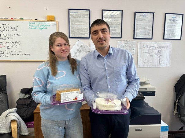 На фото: Работники Новосибирского ЛПУМГ со сладкими подарками за участие в акции (фотография Анастасии Ведерниковой)