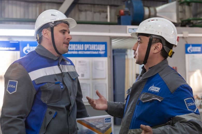 Андрей Крайнев и уполномоченный по охране труда Вагиз Ишарин обсуждают текущую работу (фото Евгения ГЕРОЯНА)