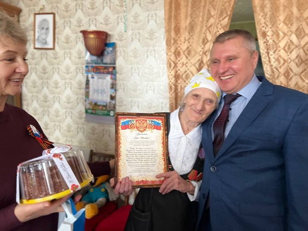 На фото: Денис Лехтин, начальник Парабельской ПП, Лариса Ишкова, председатель ЦПО поздравляют труженицу тыла Анну Ивановну Новосельцеву (фотография Татьяны Прокиной)