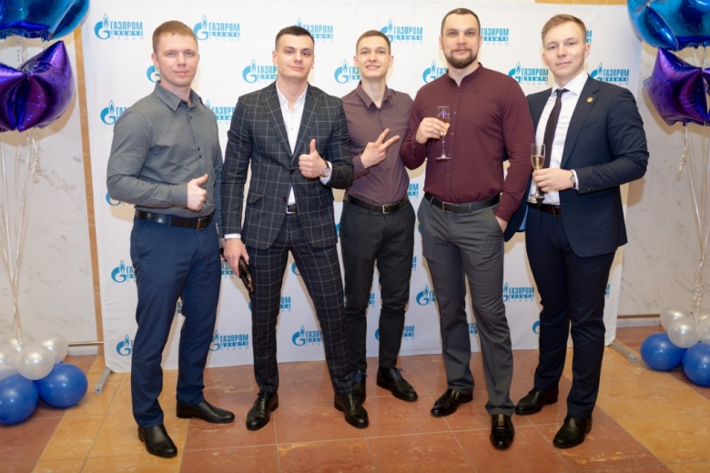 Обстановка торжественная, все при параде, но большинству в таком обществе по-домашнему уютно. Потому что вокруг – хорошо знакомые лица.