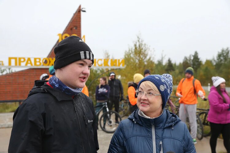 Татьяна Дементьева и её большая гордость. Десятиклассник Саша говорит, что присоединился к велозабегу ради мамы, а она всю дорогу болела за сына из автобуса 