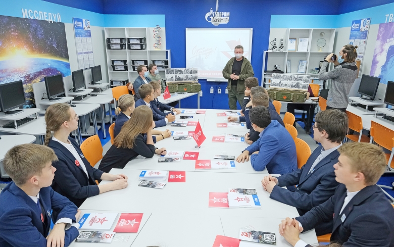 На вопросы старшеклассников о работе поисковиков отвечает Денис Шахворостов
