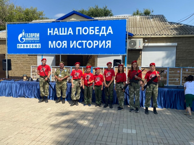 Юнармейцы Пролетарской средней общеобразовательной школы возле экспозиции артефактов.