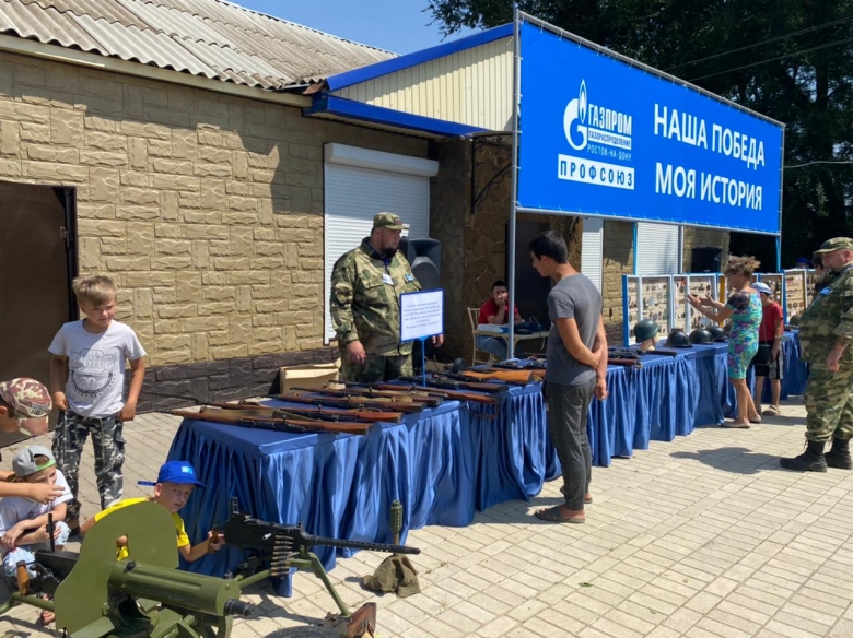Выставка экспонатов. Член профсоюза Лозовицкий М.Н. рассказывает об экспонатах.