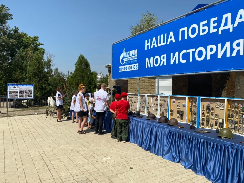 Посетители выставки с интересом рассматривают экспонаты выставки.