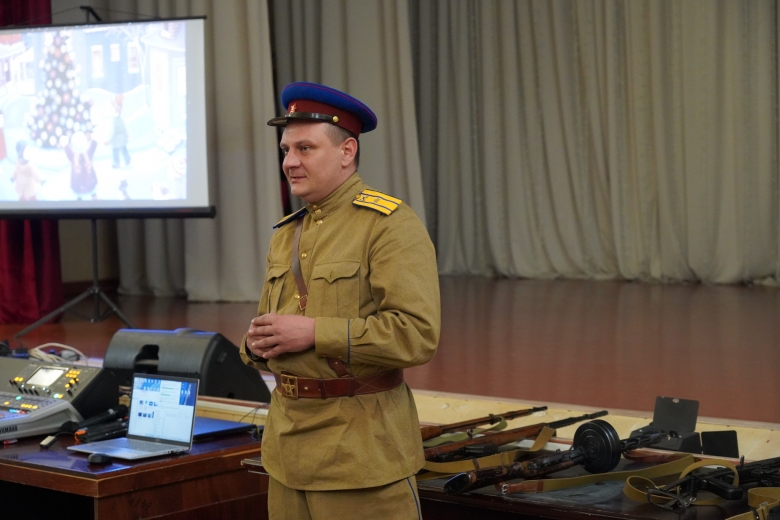 Руководитель военно-исторического клуба «Виктория» Алексей Картуз рассказал школьникам о наступательной операции «Сатурн» под Сталинградом, поисковой деятельности клуба и поездках в город-герой Волгоград.